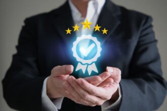 Egy üzletember kezében egy digitális oklevél látható, amely a SCORM szabványra utal.