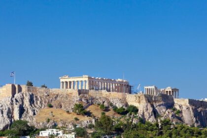 Az Akropolisz Athénban, a Parthenon templomával a háttérben, tiszta kék éggel.