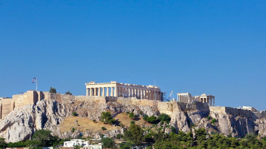 Az Akropolisz Athénban, a Parthenon templomával a háttérben, tiszta kék éggel.