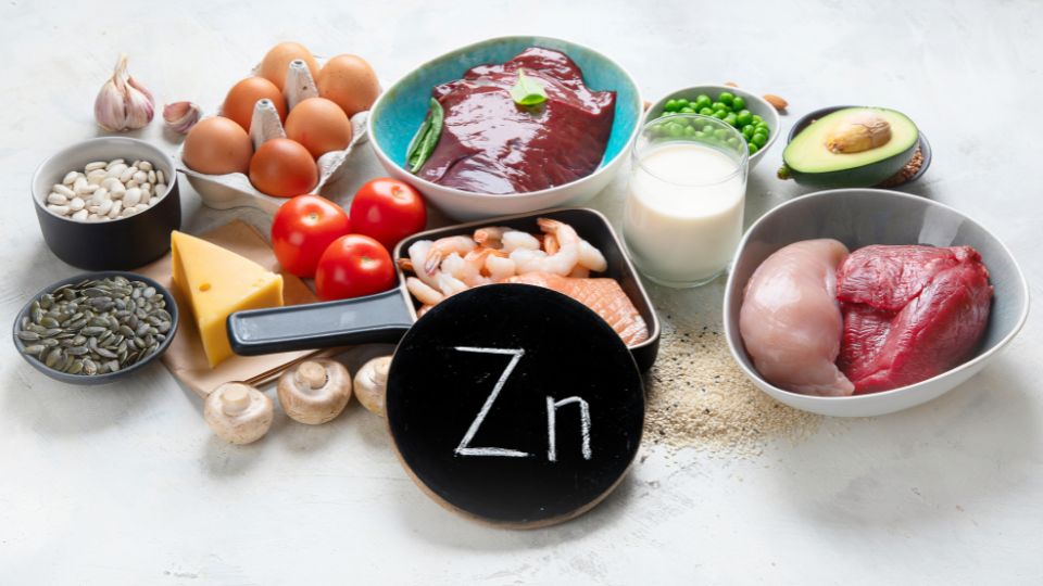 Cinkben gazdag ételek, mint húsok, tojás, tej és zöldségek, immunrendszer támogatásához.