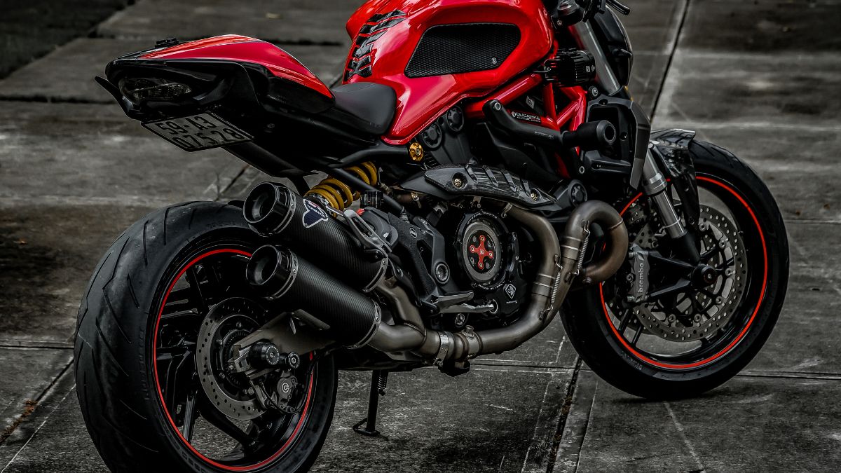 Egy Ducati motor hátsó része, látványos piros színnel és sportos dizájnnal.