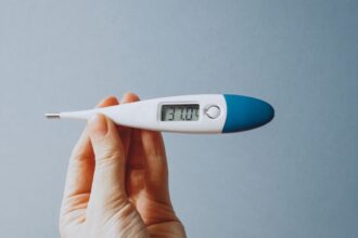 Egy digitális lázmérő, amely 37.00 fokos hőmérsékletet mutat.