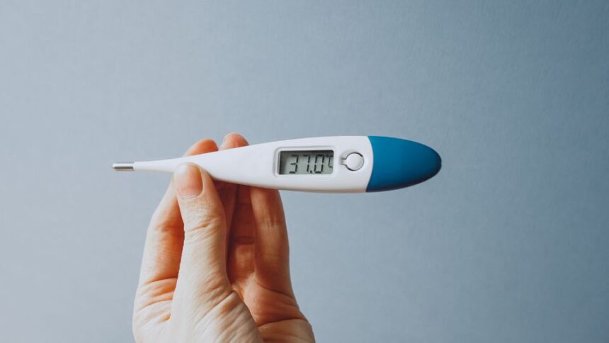 Egy digitális lázmérő, amely 37.00 fokos hőmérsékletet mutat.
