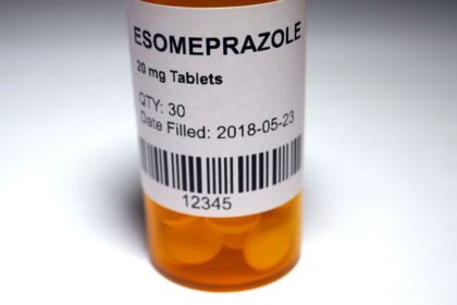 Esomeprazol tabletták egy narancssárga gyógyszeres üvegben, címkével ellátva.