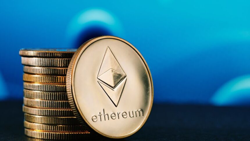 Egy Ethereum érme közelről, háttérben kék színű elmosódott mintázattal.