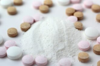 Különböző színű tabletták és por, amelyek mio-inozitolt tartalmaznak, egészségügyi kiegészítők.