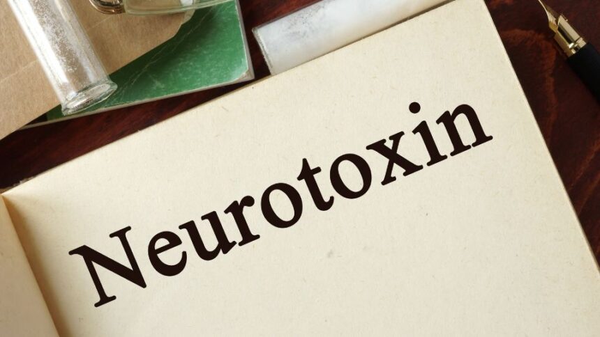 A könyv lapján a 'Neurotoxin' felirat olvasható, körülötte üvegcsék és papírok találhatók.