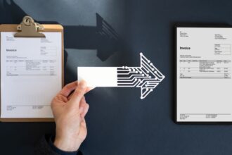 Egy kéz digitális számlát tart, mellette papíralapú számla és e-papír kijelző látható.