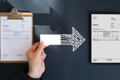 Egy kéz digitális számlát tart, mellette papíralapú számla és e-papír kijelző látható.