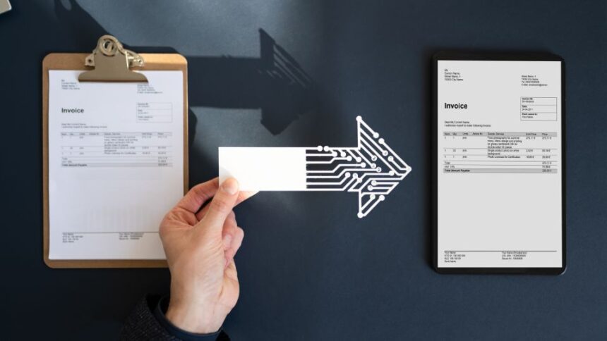 Egy kéz digitális számlát tart, mellette papíralapú számla és e-papír kijelző látható.