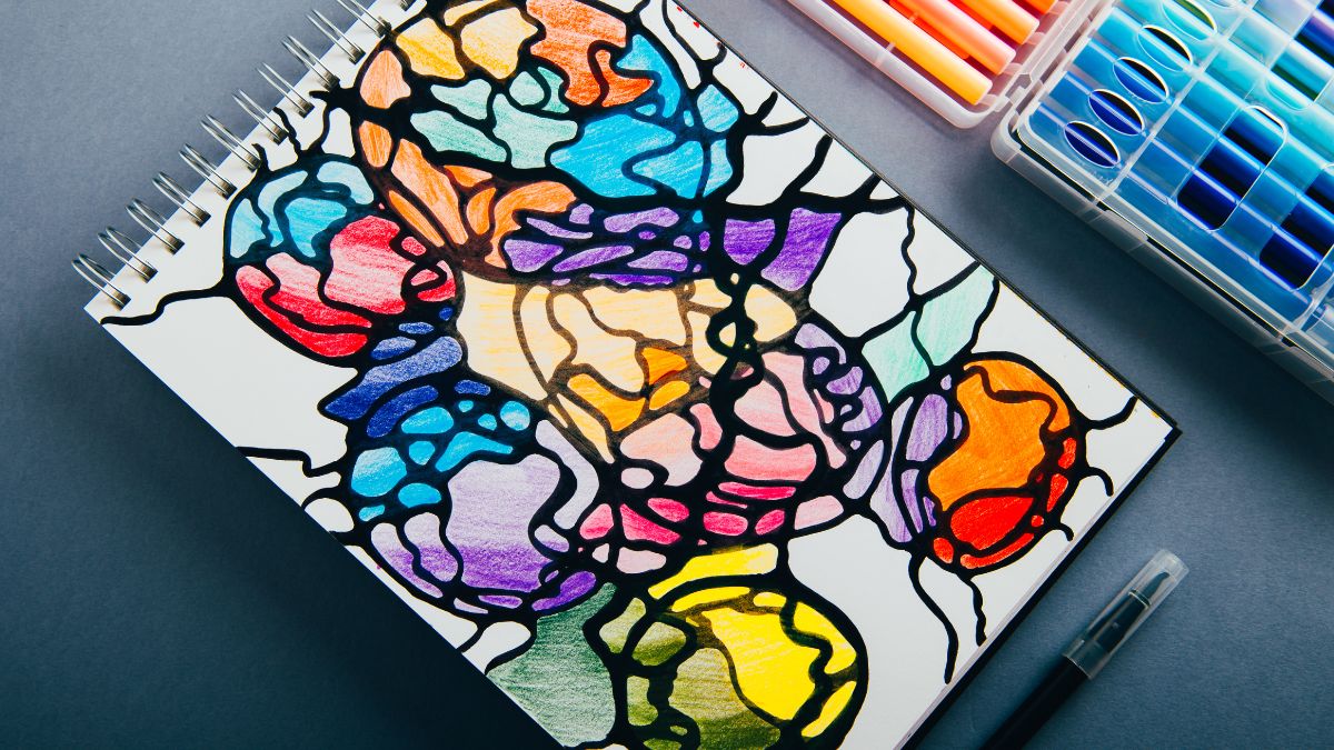 Színes, absztrakt rajz egy vázlatfüzetben, különböző árnyalatokkal.