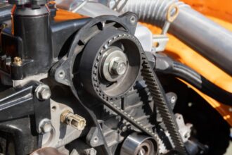 Egy autó motorjának részlete, amely a változó szelepvezérlés mechanizmusát mutatja.