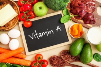 Friss zöldségek és gyümölcsök, tojás, tej és máj, amelyek A-vitamint tartalmaznak.