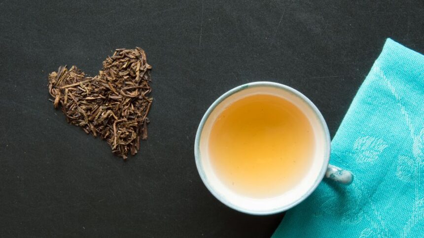Egy csésze tea mellett szív alakú tealevél, ami a vízhajtó hatású italok szimbolikáját jelképezi.
