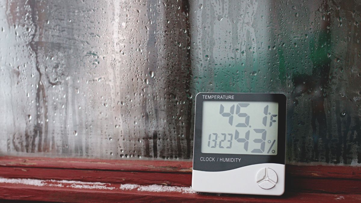 Egy hőmérő és páratartalom-mérő látható, 45,1 °F hőmérséklettel és 43%-os páratartalommal, párás ablak előtt.