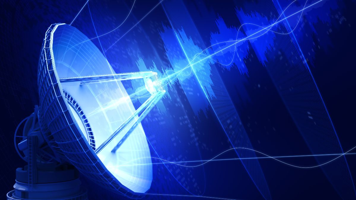 Egy modern parabola antenna, amely rádióhullámokat sugároz, kék háttérrel.