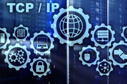 TCP/IP protokoll ikonok és fogaskerekek, amelyek a hálózati stabilitást szimbolizálják.