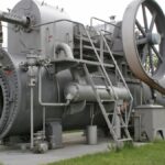 Egy gőzgép, amely hőenergiát mechanikai munkává alakít át, ipari környezetben.