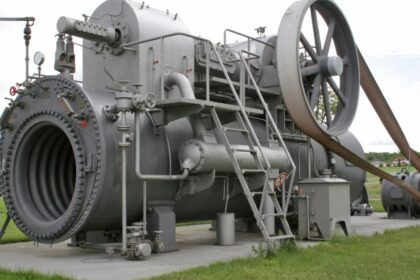 Egy gőzgép, amely hőenergiát mechanikai munkává alakít át, ipari környezetben.