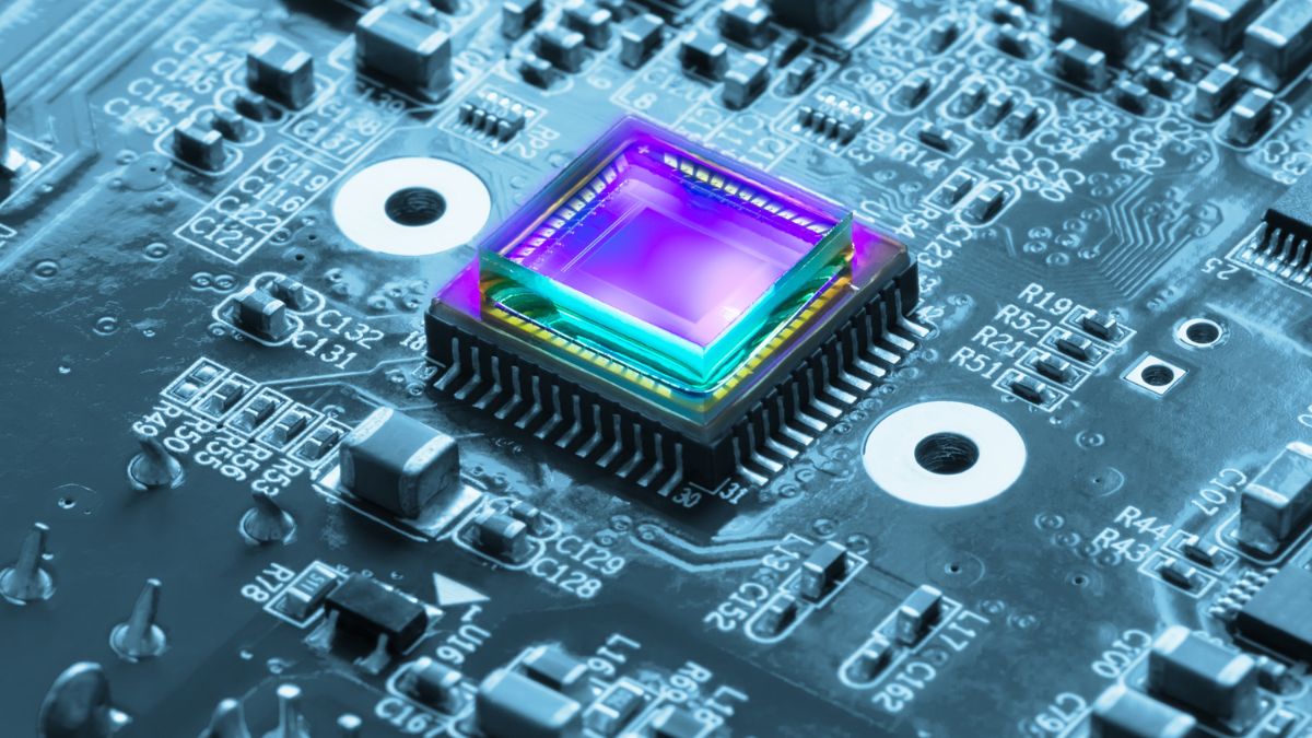 Modern érzékelő chip egy nyomtatott áramkörön, ipari automatizálás céljára.