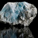 A Larimar kő, gyönyörű kék árnyalatokkal, sima felülettel és természetes textúrával.