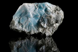 A Larimar kő, gyönyörű kék árnyalatokkal, sima felülettel és természetes textúrával.