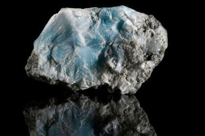 A Larimar kő, gyönyörű kék árnyalatokkal, sima felülettel és természetes textúrával.