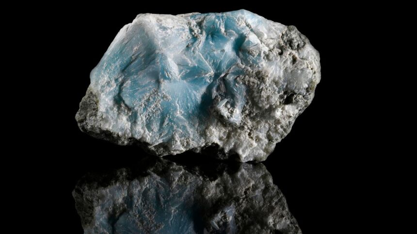 A Larimar kő, gyönyörű kék árnyalatokkal, sima felülettel és természetes textúrával.