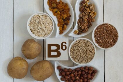 B6-vitamint tartalmazó élelmiszerek, mint a dió, zab és burgonya, idegrendszer támogatására.