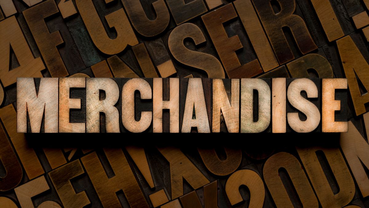 A 'MERCHANDISE' felirat, fából készült betűkkel, különböző háttérrel.