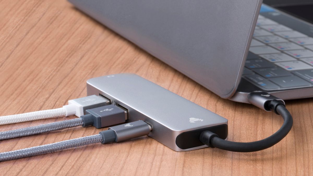 Egy aktív USB hub, amely több eszközt csatlakoztat egy laptophoz, stabil adatátvitelt biztosítva.