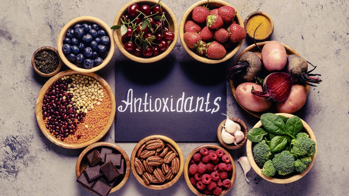 Színes gyümölcsök és zöldségek, valamint magvak és csokoládé antioxidánsokkal teli táplálékforrások.