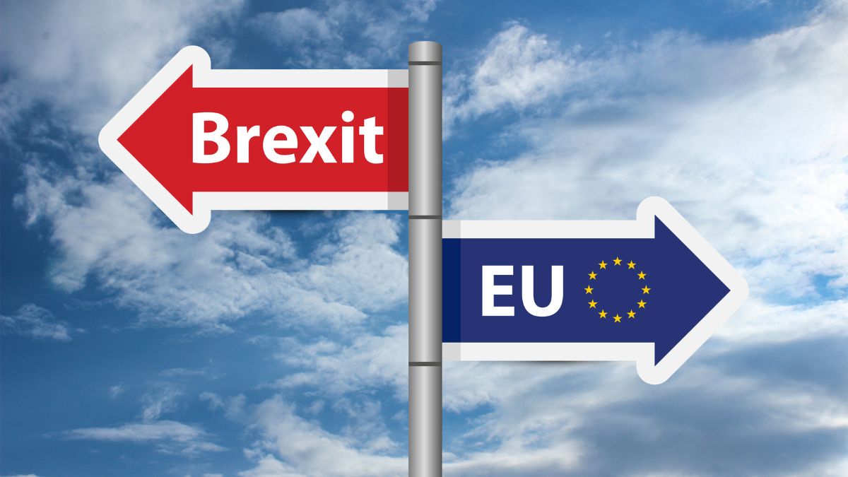 Két irányt mutató tábla, az egyik a Brexit, a másik az EU felé mutat.