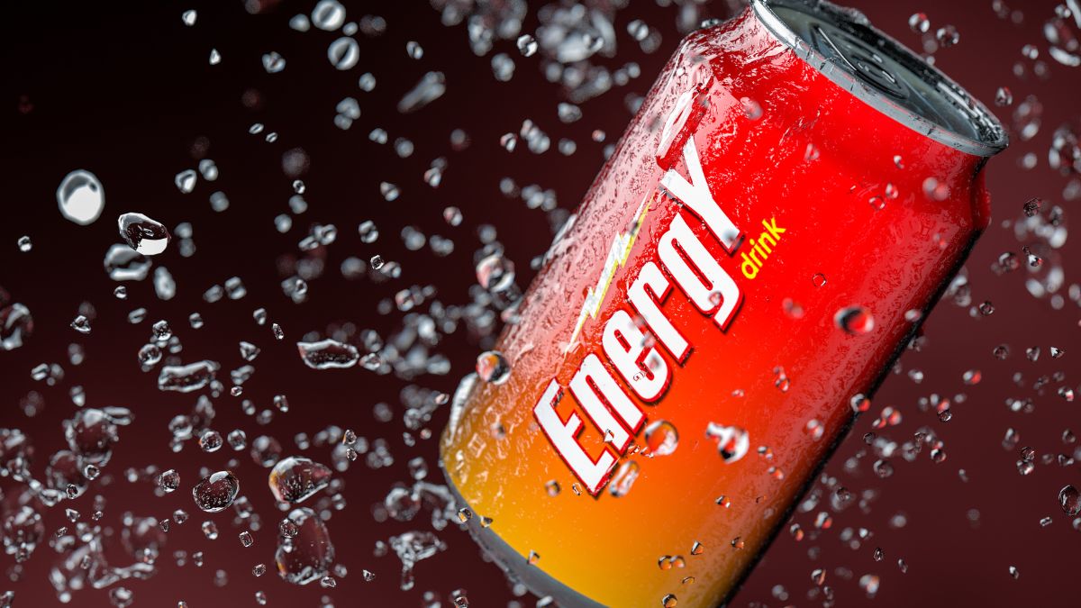 Egy energiaital doboza vízcseppekkel körülvéve, élénk színekben.