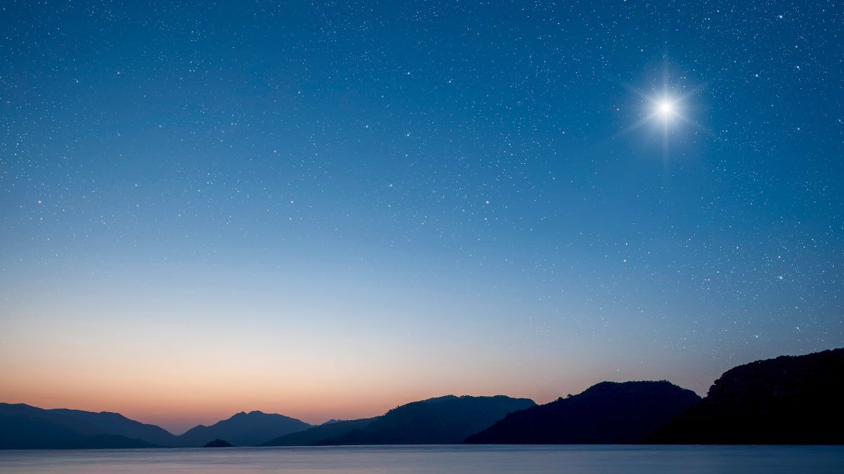 A Vénusz ragyogó fénye a sötét égbolton, csillagok között.