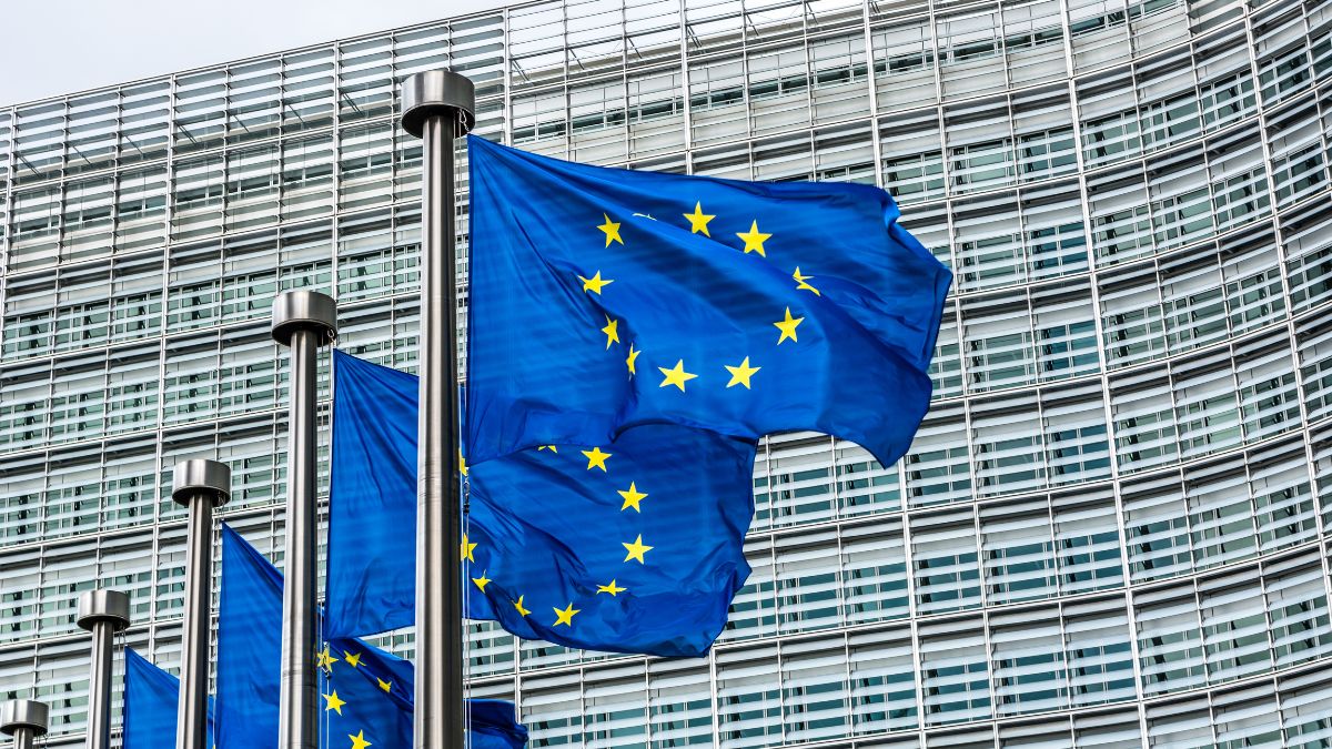 Az Európai Unió zászlói lobognak az Európai Bizottság épülete előtt.