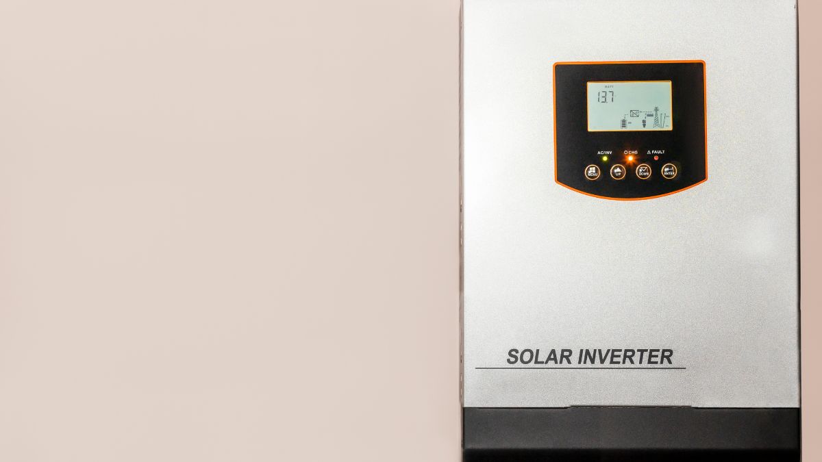 Egy Fronius napenergia inverter, digitális kijelzővel és vezérlőgombokkal.