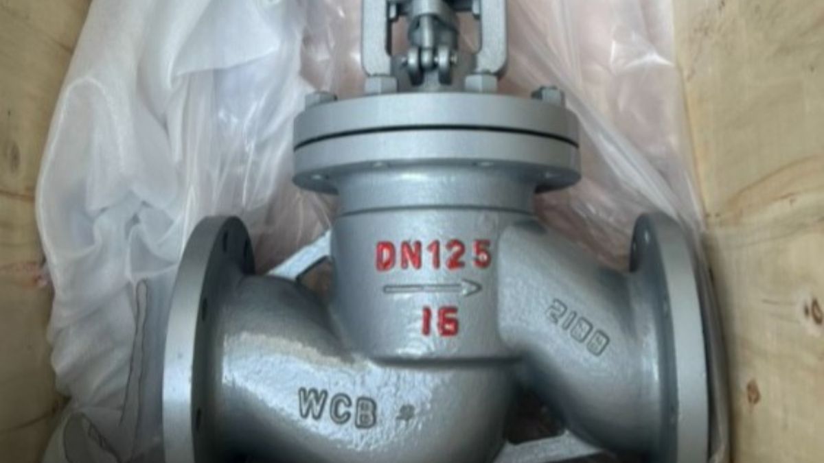 Egy háromjáratú váltószelep, amely a fűtési és hűtési rendszerekben használatos.