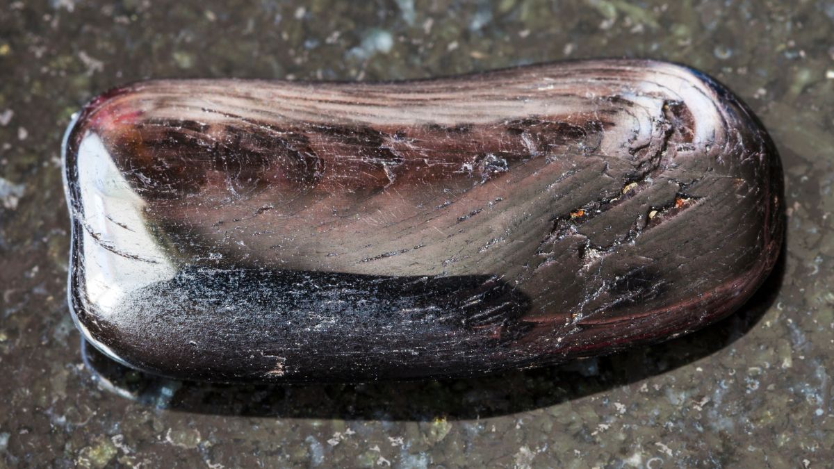 A hipersztén ásvány sima, fényes felülettel és sötét színárnyalatokkal rendelkezik.