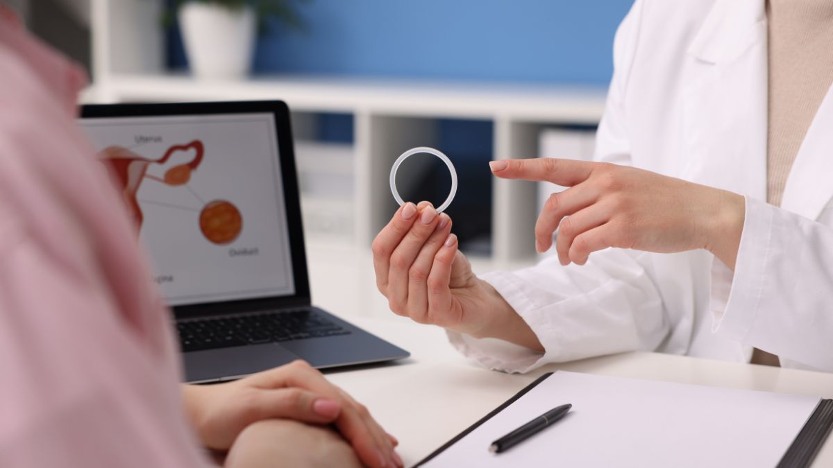 Egy orvos bemutat egy hüvelygyűrűt, miközben a páciens figyelmesen hallgat.