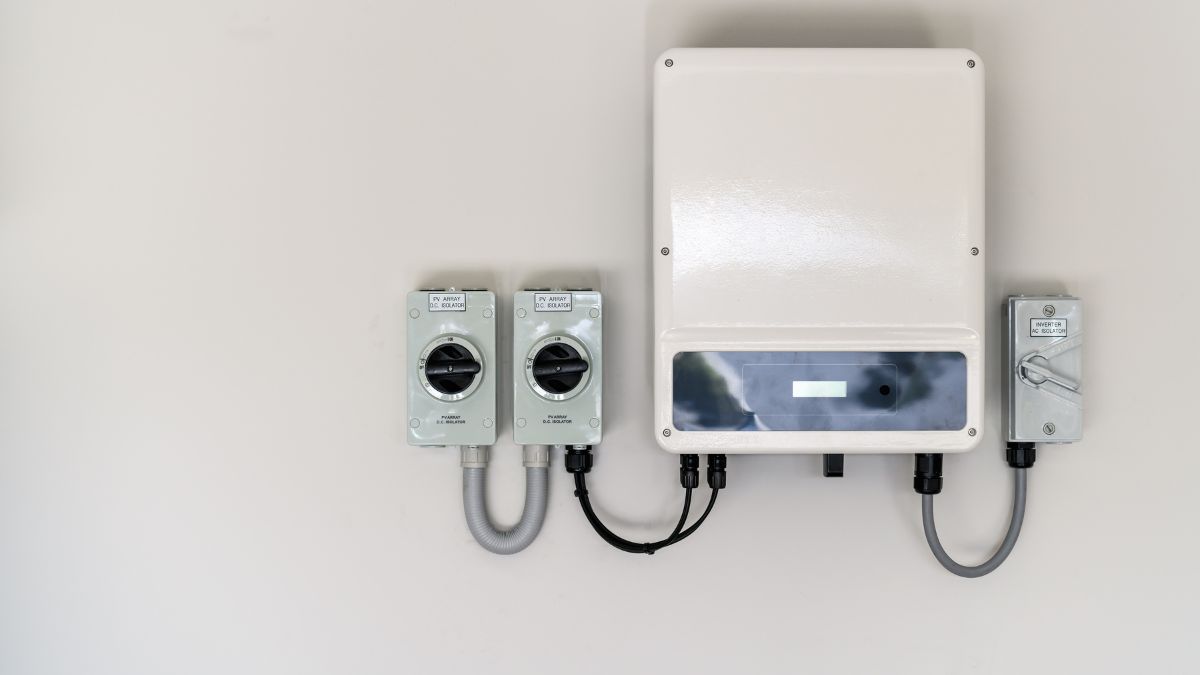 Egy inverter és két kapcsoló látható a falon, energiatakarékos működéshez.