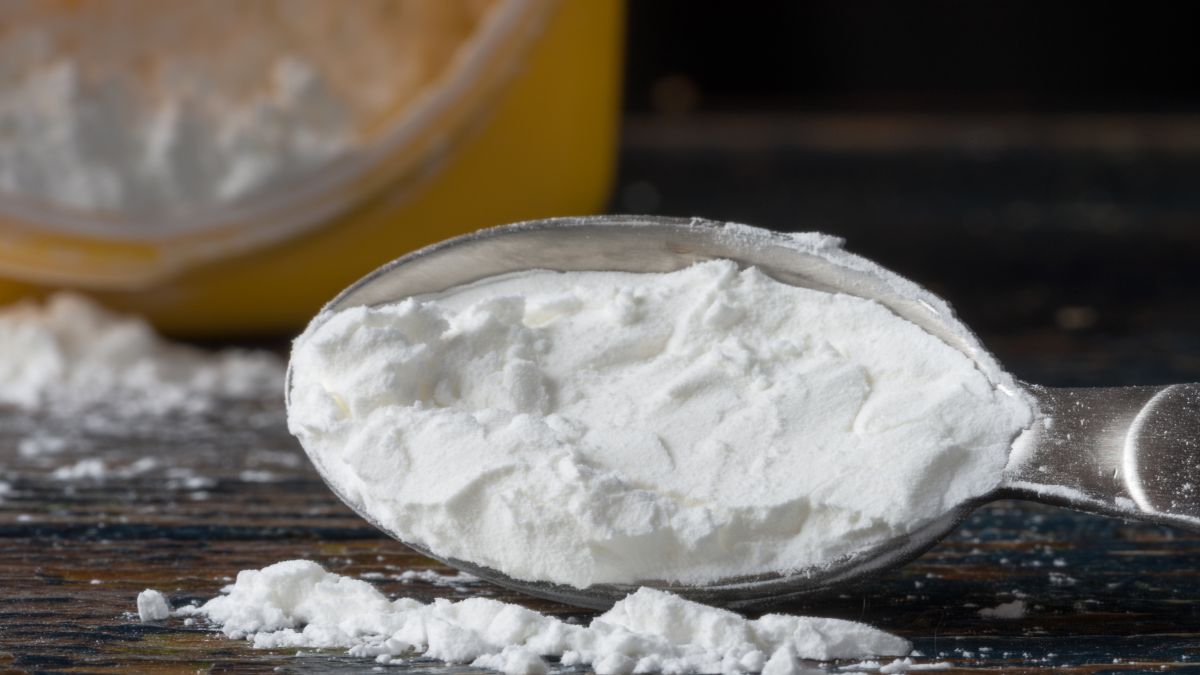 Egy evőkanál kukoricakeményítő, amely a szépségápolásban használható.