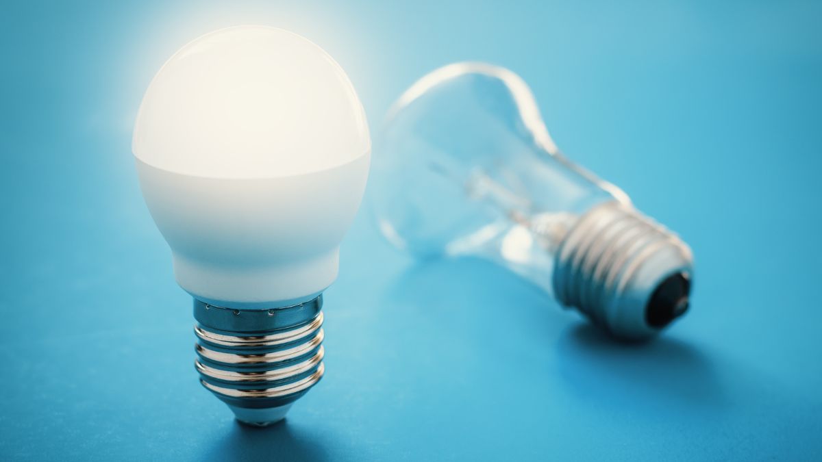 Egy LED-lámpa és egy hagyományos izzó áll egy kék háttér előtt.