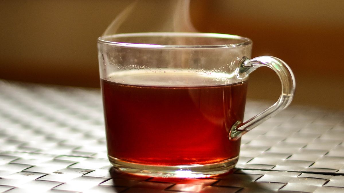 Egy gőzölgő lenmagtea a konyhaasztalon, amely természetes ital az egészségért.