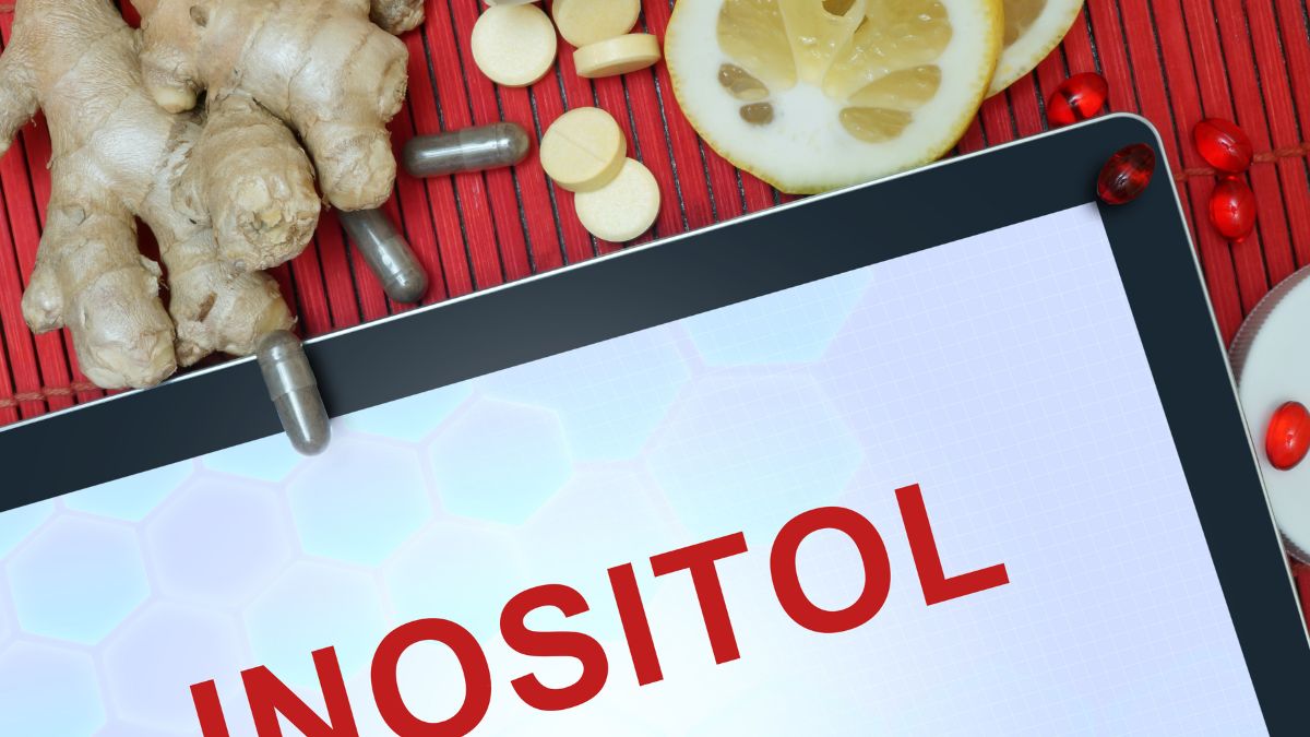 Egy táblagép képernyőjén a 'INOSITOL' felirat látható, körülötte gyömbér, vitaminok és táplálékkiegészítők.