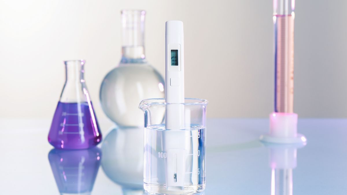 Laboratóriumi eszközök, köztük egy vízmintát mérő műszer és kémcsövek.