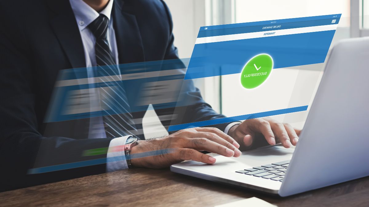 Egy üzletember laptopon dolgozik, online pénzkeresési lehetőségeket kutatva.