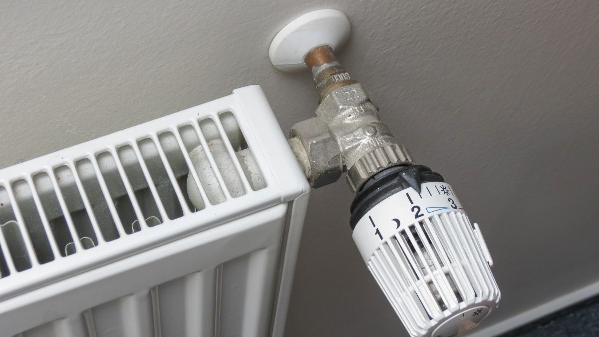 Egy radiátorszelep, amely lehetővé teszi a fűtés hőmérsékletének szabályozását.