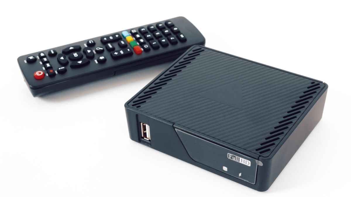 Egy set-top box és távirányító, amelyek a modern tévézés élményét kínálják.