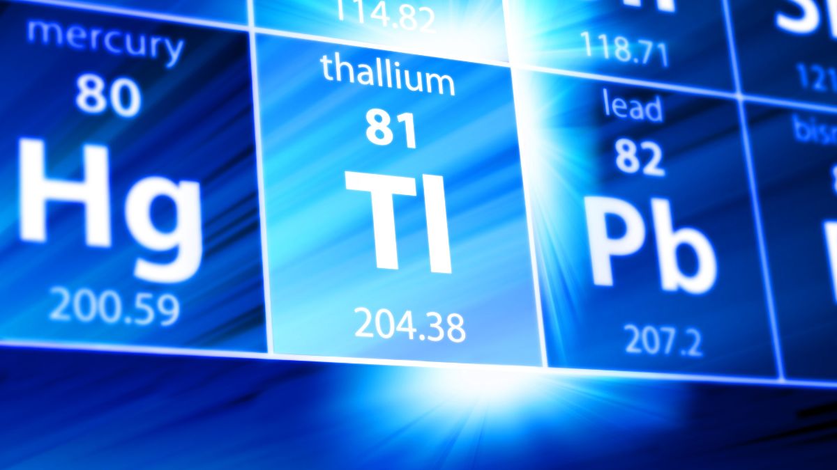 A periódusos rendszerben a tallium (Ti) eleme, amely mérgező hatású.